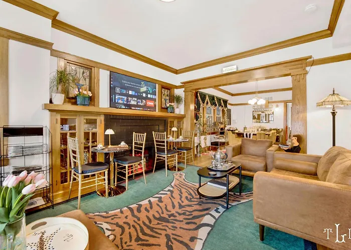 The Twin Lions: Bespoke Travel W/ Speakeasy* * Chicago